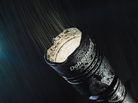 Latarka taktyczna Dobermann Ciepły 930 lm