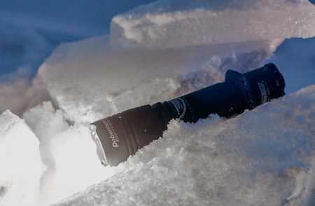 Latarka taktyczna Dobermann Ciepły 930 lm